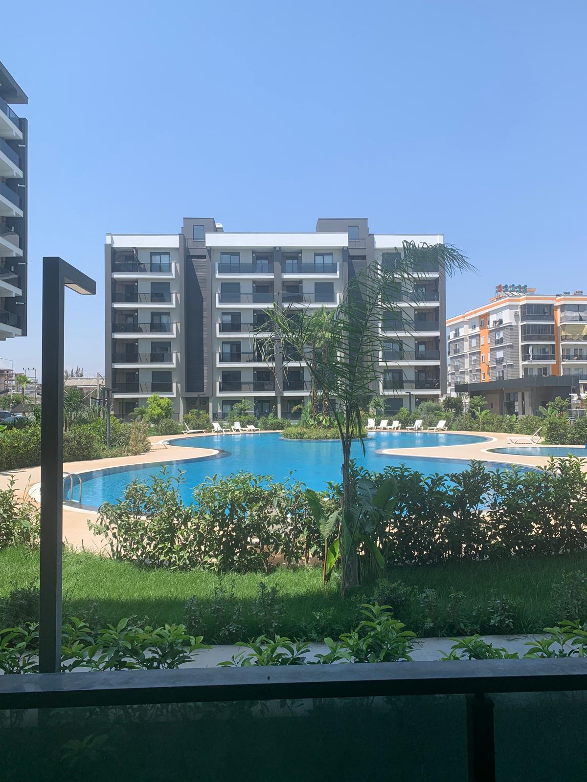 Palma Sitesi havuz ve peyzaj genel görünümü